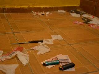 No chão do quarto onde os policiais encontraram Waldnei coma criança (Foto: Pedro Peralta)