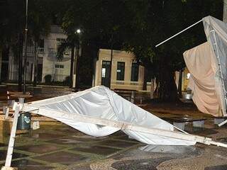 A força do vento destruiu algumas barracas na Praça Generoso Ponce. (Foto: Anderson Gallo/Diário Corumbaense)