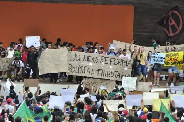 Organiza&ccedil;&atilde;o diz que 70 mil sa&iacute;ram &agrave;s ruas e protesto continua nesta sexta