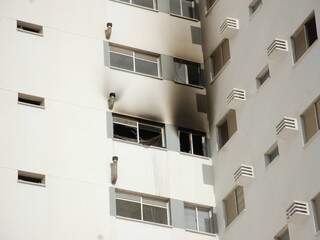 Incêndio começou em apartamento no 9º andar da segunda torre de edifício. (Foto: Simão Nogueira)