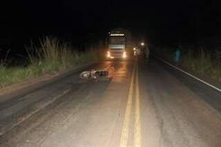 Motociclista tentou fazer ultrapassagem indevida e acabou batendo de frente com uma caminhonete. (Foto: Caarapó News)