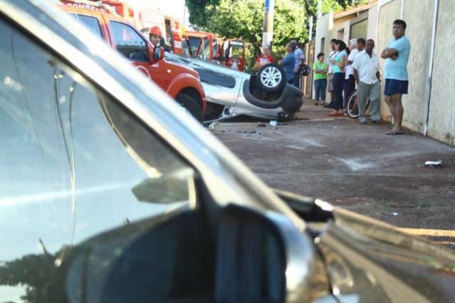 Capotagem deixa duas mulheres feridas na Vila Sobrinho em Campo Grande 