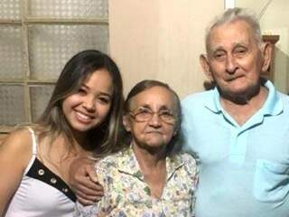 Thais ao lado dos avós, Analia e Antônio (Foto: Arquivo pessoal)