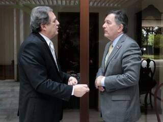 À esquerda, senador Waldemir Moka com o ministro do Chile, Roberto Ampuero. (Foto: Divulgação).