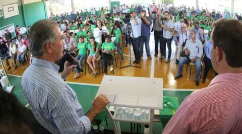Reinaldo entrega reforma de escola e reafirma "dar fim em obras inacabadas"