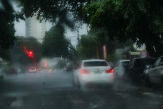 Região Central da cidade, durante a chuva desta manhã. (Foto:Kisie Ainoã) 
