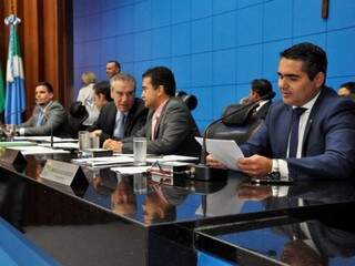 Deputados aprovam projeto sobre torturados durante sessão (Foto: Luciana Nassar/ALMS)