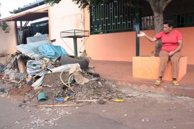 Moradora diz que rua foi esquecida por prefeitura na &uacute;ltima limpeza