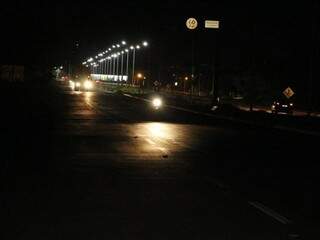 Trecho sem iluminação da Avenida Guaicurus, em Dourados (Foto: Helio de Freitas)