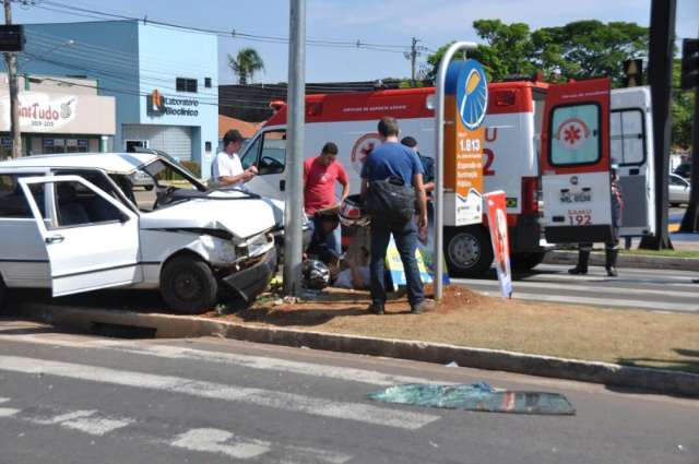 Sem CNH, homem n&atilde;o respeita placa, bate em moto e carro sobe o canteiro