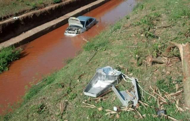 Motorista perde controle da dire&ccedil;&atilde;o, bate em &aacute;rvore e cai em c&oacute;rrego