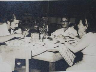 Da esquerda para direita, Seu Álvaro o filho Valdomiro e dona Geraci. (Foto: Arquivo Pessoal)