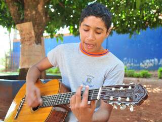 Ezequiel aprendeu a tocar violão e já compôs cinco músicas. (Foto: João Garrigó)