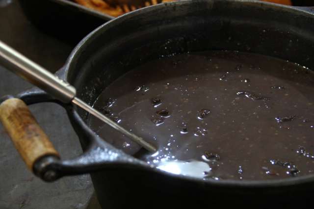 Com cara de fazenda, restaurante tem feij&atilde;o com costela, doces e cacha&ccedil;a caipira