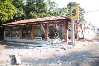 O banco ficou destruído após ação dos bandidos (Foto: Marcos Ermínio)