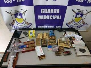 Munições, facas e espingardas encontradas com os suspeitos. (Foto: Osvaldo Duarte / Dourados News) 
