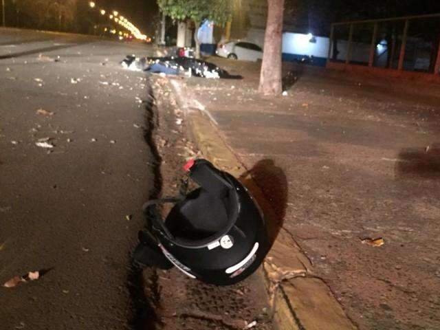 Motociclista de 23 anos morre em avenida depois de bater em árvore 