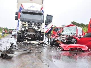 Carro de passeio ficou destruído, assim como a frente do caminhão. (Foto: João Garrigó)