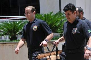 Policiais transportam documentos apreendidos em prédio na Capital (Foto: Alcides Neto)