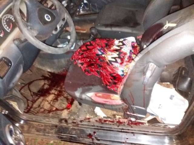 Casal fica ferido ao ter carro atingido por pistoleiros na fronteira 