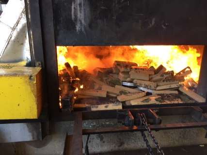 Polícia incinera 1,4 tonelada de drogas apreendidas em Mato Grosso do Sul
