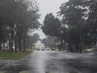 Avenida Afonso Pena molhada durante chuva que caiu sobre a cidade neste domingo (Foto: Paulo Francis)