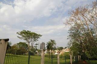 Tempo nublado e forte calor em Campo Grande. (Foto: Gerson Walber)