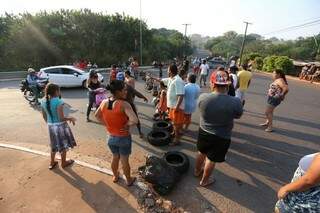 Moradores bloqueiam cruzamento e fecham o tráfego em duas ruas do Morada Verde (Foto: Marcelo Victor)