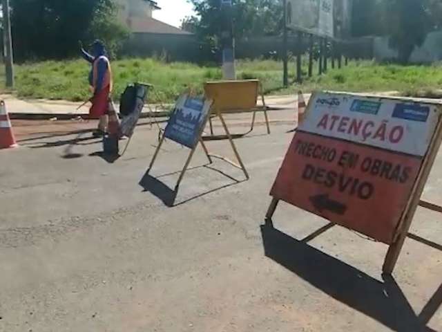 Interditada: obras bloqueiam tr&aacute;fego em rua do Parque dos Poderes