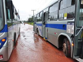 Dois ônibus atolam durante a chuva, em corredor do Nova Lima. (Foto: João Garrigó)