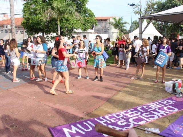 Manifestantes se re&uacute;nem em pra&ccedil;a com passeata e grito pela democracia 