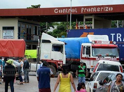 Fronteira do Brasil com a Bol&iacute;via continua fechada por caminhoneiros