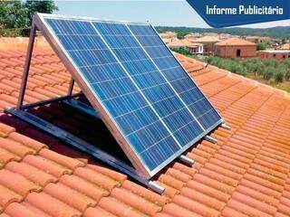 Painel fotovoltaico instalado em teto de residência 