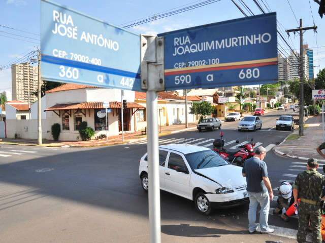 Motociclista fratura perna em acidente provocado por convers&atilde;o proibida