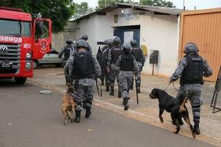 Ao todo, 49 policiais participaram de pente fino no presídio (Foto: Marcos Ermínio)