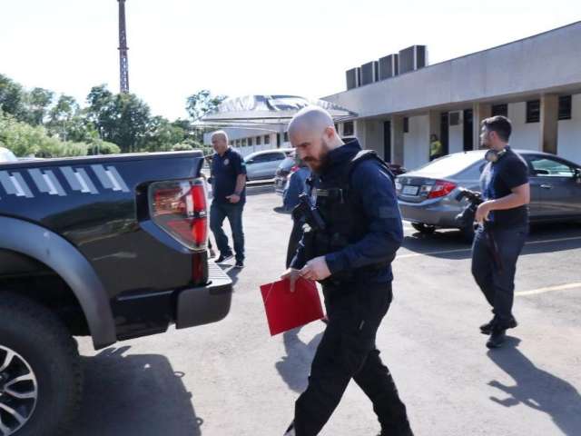 Policiais federais deixam pr&eacute;dio do TCE levando documentos e malote 