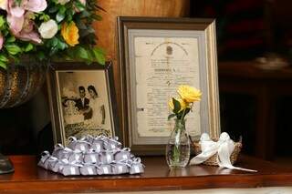 A fotografia e a certidão de casamento do casal foi exposta em cima de uma mesa para os convidados verem (Foto: Marcos Maluf)