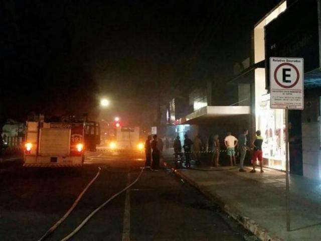 Boliche pega fogo, mobiliza Corpo de Bombeiros e interdita trecho de rua