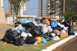 Greve de operários da coleta de lixo começou no último dia 7. (Foto:Marcos Ermínio)
