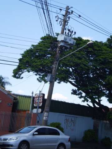 Poste inclinado causa medo e transtornos a moradores da Vila Planalto