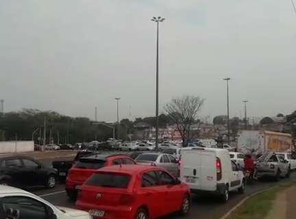 Rotatória da Gury Marques amanhece com semáforos desligados e congestionada