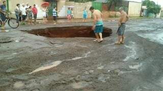 Eder Santos mostra cratera no Nova Lima.