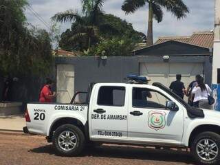 Viatura da polícia em frente à casa onde dois homens foram mortos nesta manhã em Pedro Juan Caballero (Foto: Porã News)