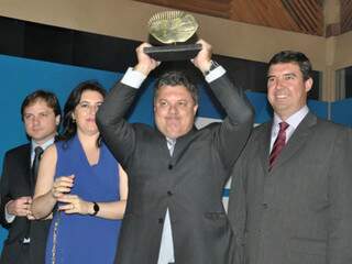 Prefeito Jocelito Krug recebe prêmio de melhor projeto. (Foto: Divulgação/Sebrae) 