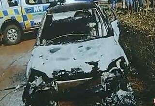 Após ter matado a mulher, homem colocou fogo no carro em que ela estava. (Foto: TV Anhanguera)