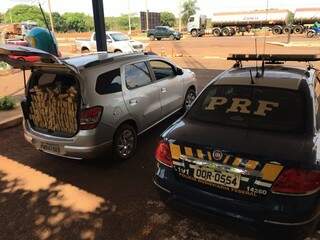 Policiais encontraram mais de uma tonelada de maconha no veículo (Foto: Divulgação PRF)