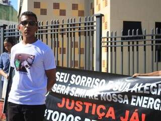 Fam&iacute;lia de jovem morto h&aacute; 1 ano no tr&acirc;nsito reclama de processo parado