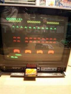 A Pioneer SEED com o módulo do SG-1000 e rodando Space Invaders.