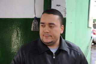 O encarregado de setor, Vinicius Paixão, 32, acompanha as campanhas pela internet (Paulo Francis)