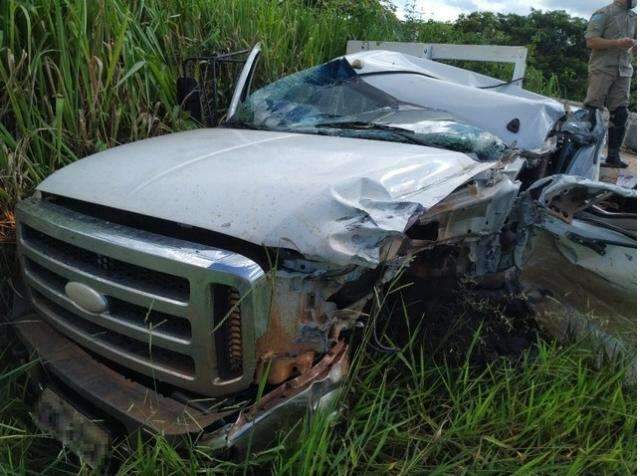 Motorista perde controle de ve&iacute;culo, colide em lateral de caminh&atilde;o e morre  